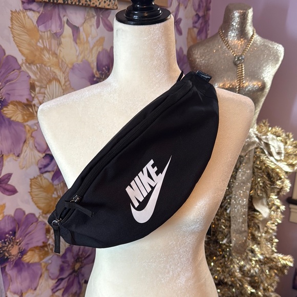 Nike Black Waist Bag - Picture 1 of 1